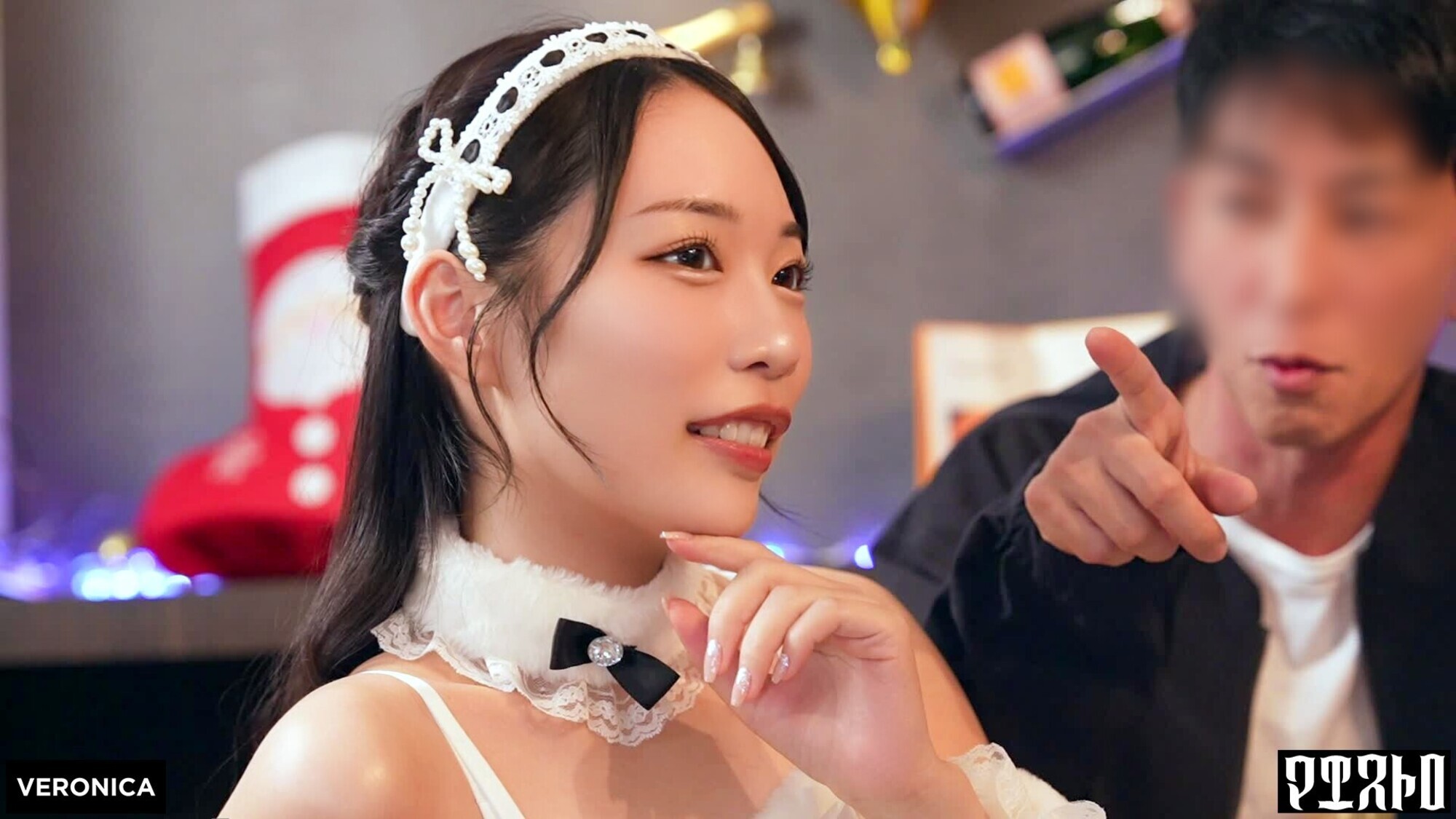 「紅白の可愛いサンタコスを纏った美女たちと乱交SEX!抜群のプロポーションに度肝を抜かされた男たちはフル勃起!まさに性なる夜といわんばかりのクリスマスナイトに発展!【ことね/まいな/えみ/ななみ】 Verことね&まいな」のサムネイル
