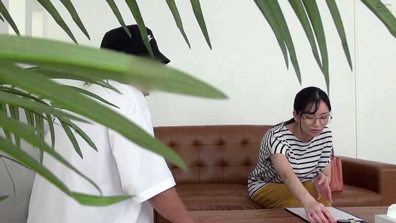 「【素人人妻】巨乳熟女が商店街で口説かれ中出しされる盗撮映像【人妻ナンパ】」のサンプル画像1枚目