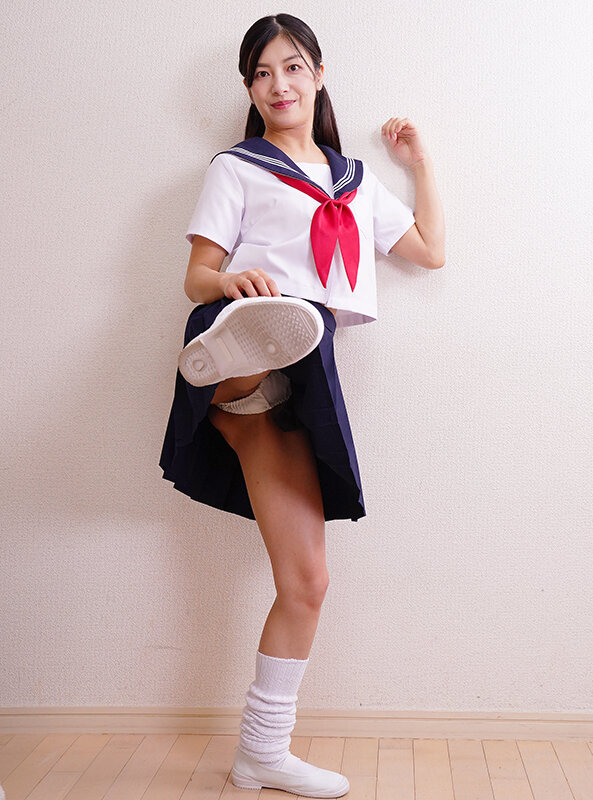 「【平清香】ビジネススーツ熟女の足コキ&ぶっかけ!美熟女の魅惑の足裏責めに悶絶」のサンプル画像10枚目