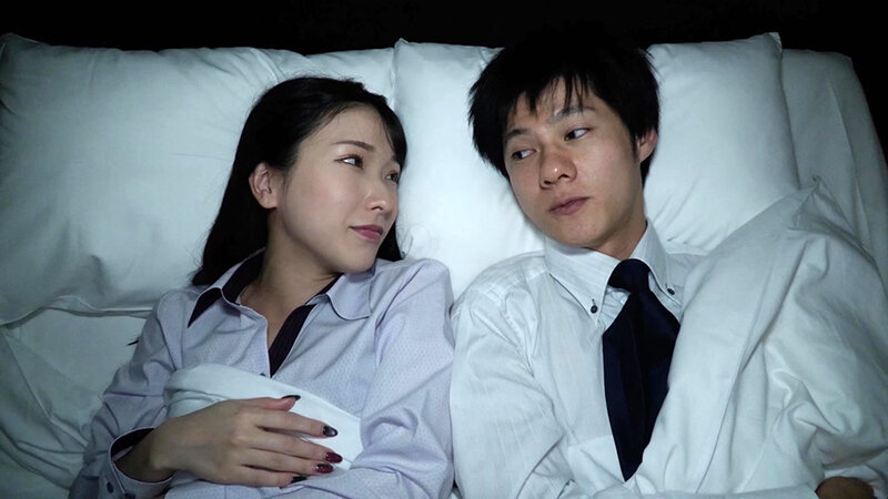 「宮西ひかる 巨乳人妻上司と相部屋で中出しNTR!騎乗位・フェラで禁断の寝取られSEX」のサンプル画像3枚目