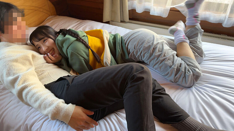 「素人女子大生つむぐ＆みのりのスノボ旅行ハメ撮り映像！春休み雪山で3P乱交パーティー」のサンプル画像5枚目