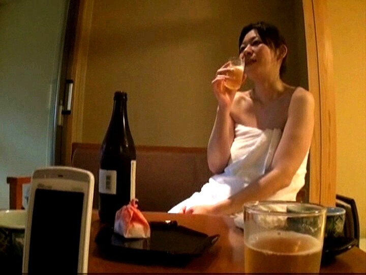 「【人妻・主婦】不倫旅行で乱交に溺れる美人妻の秘密の温泉旅行ドキュメント」のサンプル画像9枚目