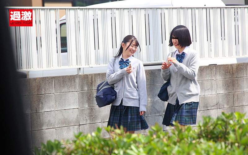 「スレンダー女子校生が中出しイラマチオで激しく責められ絶頂！OL風美女の本気悶絶プレイ」のサンプル画像9枚目