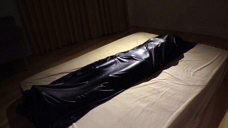 「花衣つばき 顔射&局部アップで魅せるドール系美女の直送ボディパッケージ」のサンプル画像2枚目