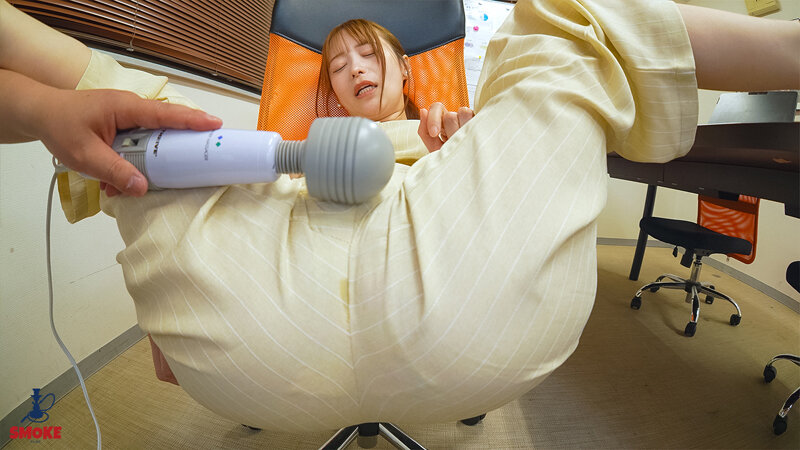 「天馬ゆい OL残業中に巨根上司と中出しセックスで潮吹き絶頂してしまう新人部下」のサンプル画像13枚目