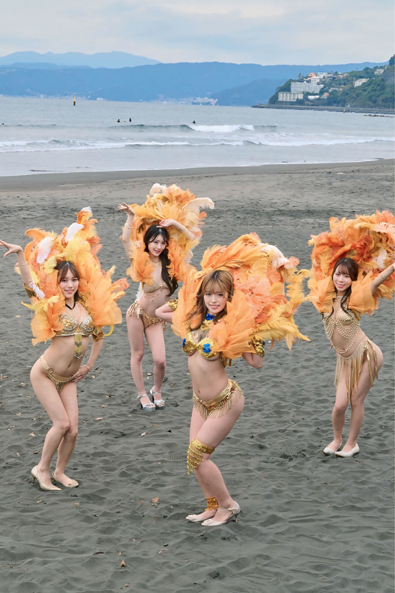 「サンバ部美尻強化合宿！発情ビキニ尻の白濁ザーメンまみれ腰フリ大特訓！」のサンプル画像1枚目