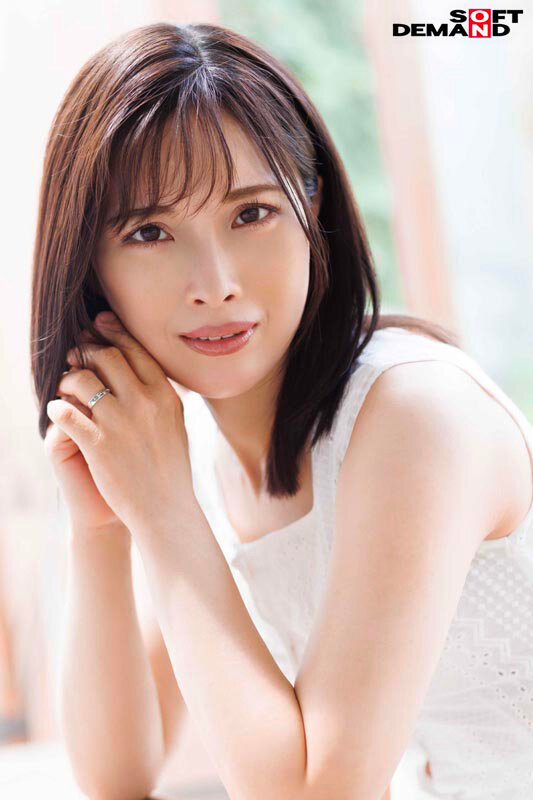 「奥井美郷 42歳人妻AVデビュー!美乳ママが3P・4Pやイラマチオに挑戦する衝撃作」のサンプル画像2枚目