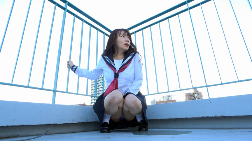「セーラー服熟女失禁羞恥 よしい美希」のサムネイル