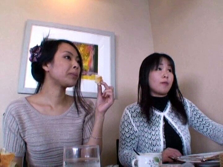 「【人妻・主婦】不倫旅行で乱交に溺れる美人妻の秘密の温泉旅行ドキュメント」のサムネイル