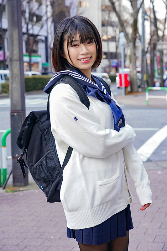 「街行く女子○校生限定！‘π1cm10万円’の極太ディルドチャレンジ！「こんなぶっといの入らないよぉ……照」とまたがった黒人よりデカいディルドにキツキツオメコをメリメリ開口され発情腰ふりが止まらない！未体験のデカチンで子宮口を刺激された性欲娘にデカマラを見せつ…」のサンプル画像7枚目