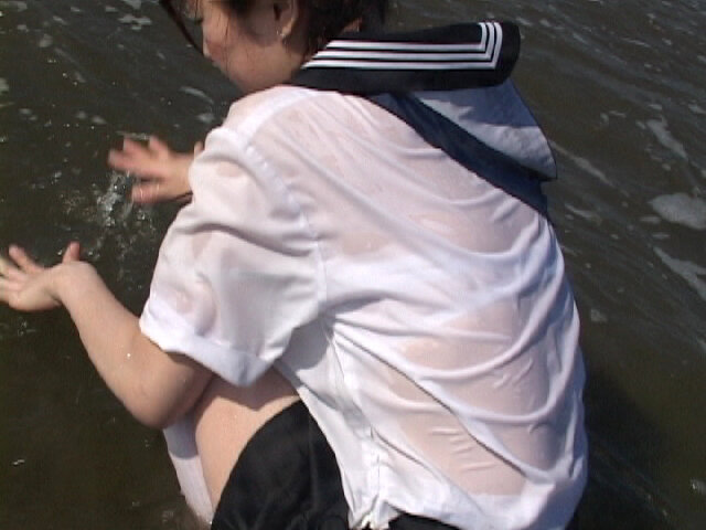 「【セーラー服】濡れ透けフェチ必見!制服JKの恥じらい姿がエロ可愛い人気動画」のサンプル画像7枚目