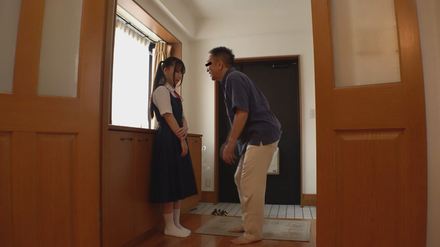 「南日菜乃のロ○系デビュー作!無垢な美少女が義父に調教される衝撃の家庭内記録」のサンプル画像6枚目