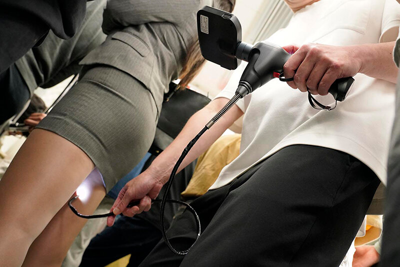 「【雨村梨花】スーツ姿の微乳美少女OLが潮吹き絶頂！恥じらいながら感じる局部アップ映像」のサンプル画像3枚目