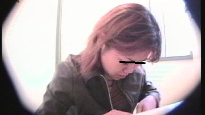 都内某所の仮設和式トイレ排泄盗撮スパイカメラ映像4時間2 30人