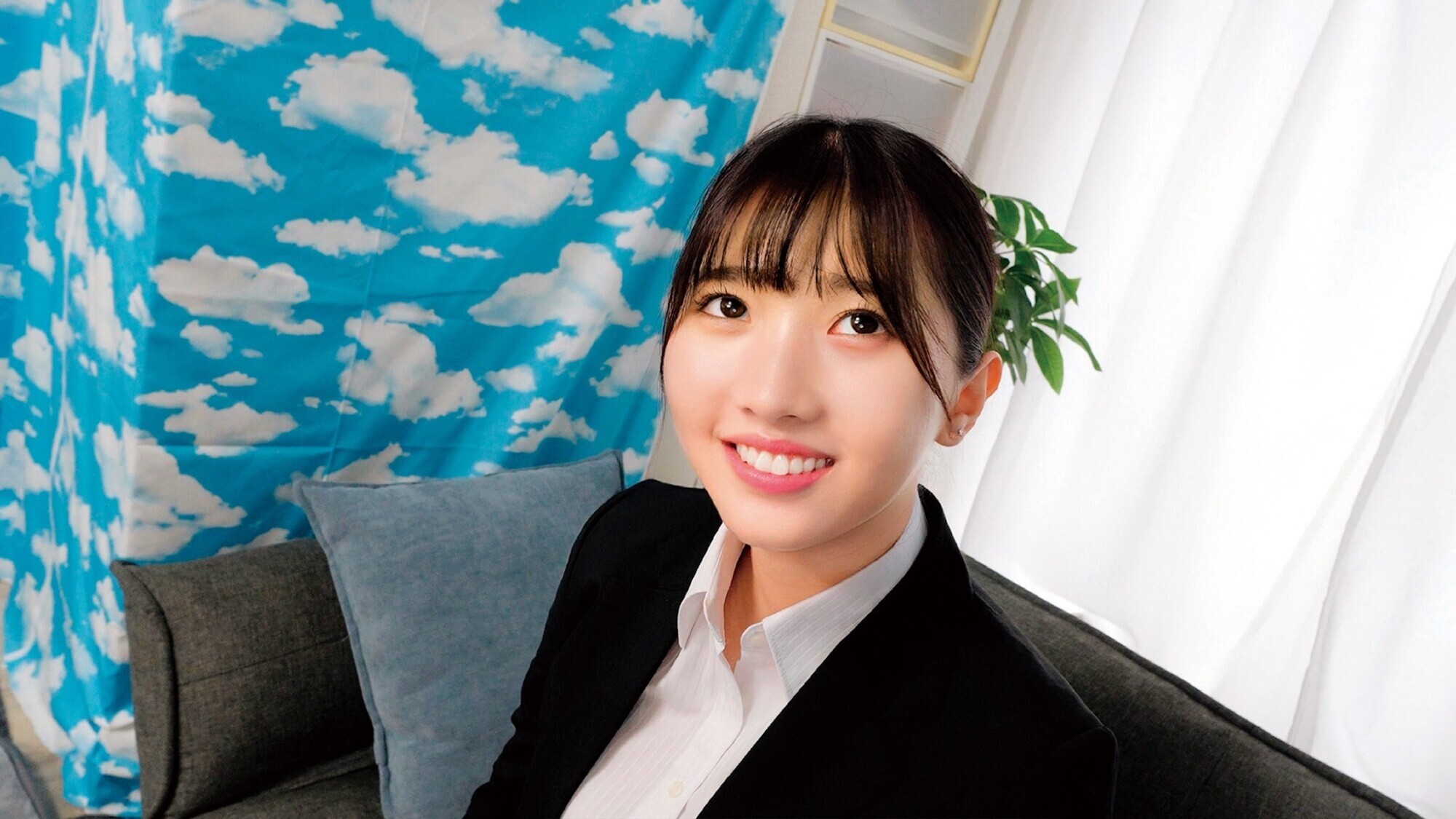「丸の内美人OLさんが参加ww【お口から精子垂れ流しノーハンドフェラ大会（ ゜Д゜）】「出されたの精子はこぼしちゃダメよ」制限時間内に5発口内発射受け止め連続フェラ抜きミッション達成で100万円！失敗したら即ズボ中出し罰ゲーム！」のサンプル画像1枚目