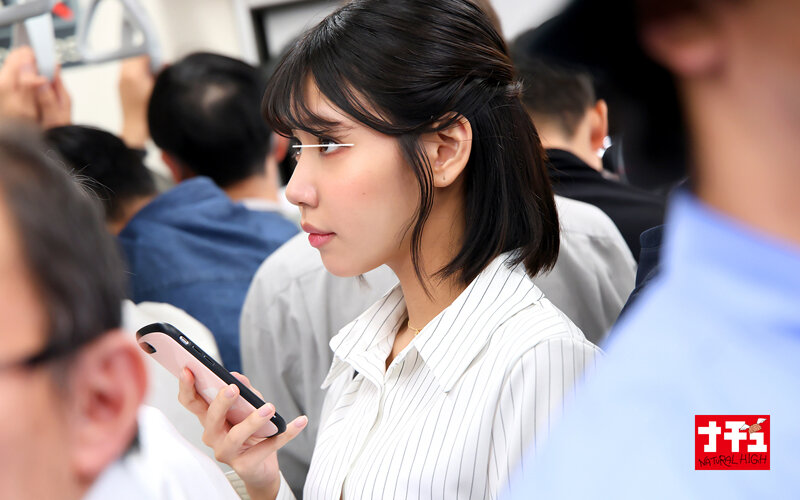 「【OL】対面羞恥で何度も絶頂する肉厚唇美女の濃厚キス・接吻と足コキプレイ」のサンプル画像2枚目