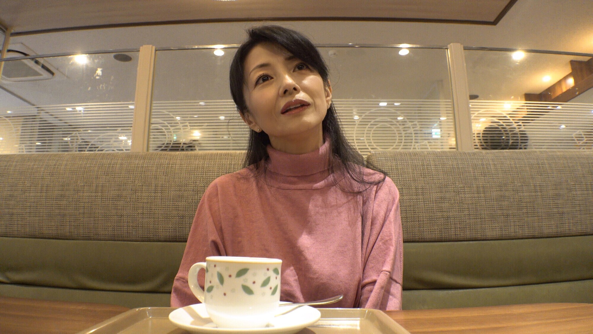 「料理教室の生徒たちからモテまくる美魔女先● 衰え知らずのヤリたがりマ〇コに大量中出し！！」のサンプル画像3枚目