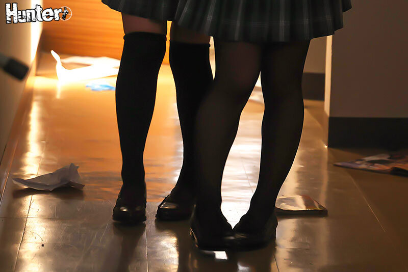 「【女子校生】旧校舎の秘密スペースで3P・4P中出し乱交！欲求不満な制服美少女たちとヤリ放題」のサンプル画像2枚目