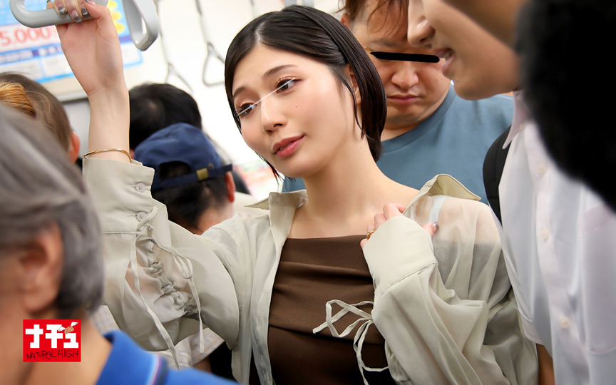 「【素人妻】エロ乳輪の美人妻が電車内で痴漢プレイ！生中出し集団行為の興奮映像【中出し】」のサムネイル