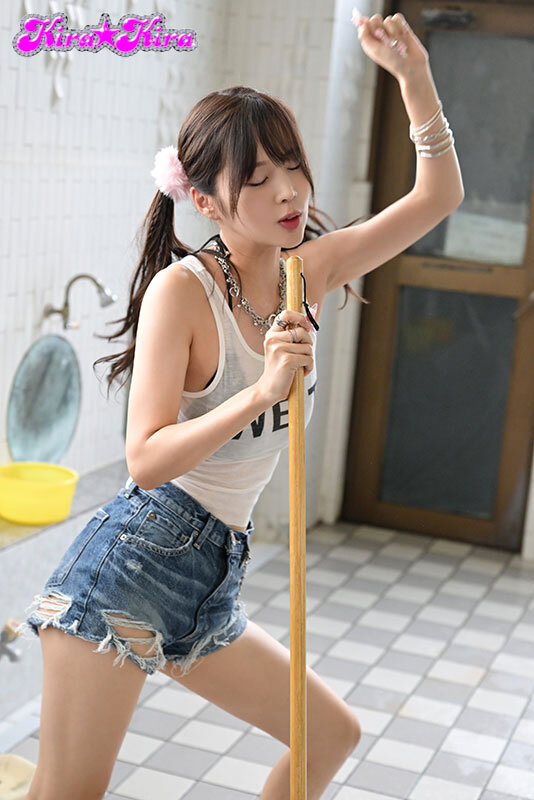 「新井リマの手コキテクニックが凄い！巨乳ギャル痴女が密着洗体で男を虜にする銭湯エロス」のサムネイル