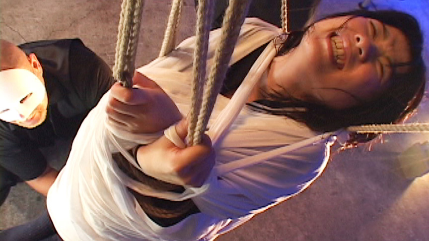 「【激イキアクメ】宙吊り状態で下半身を晒されたまま絶頂に達する女性たちの衝撃映像集」のサンプル画像8枚目