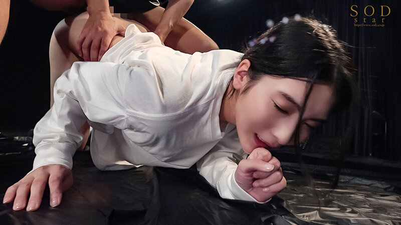 「本庄鈴の長身スレンダーボディに密着イタズラ!我慢できずに中出しされる日常密着ドキュメント」のサンプル画像13枚目