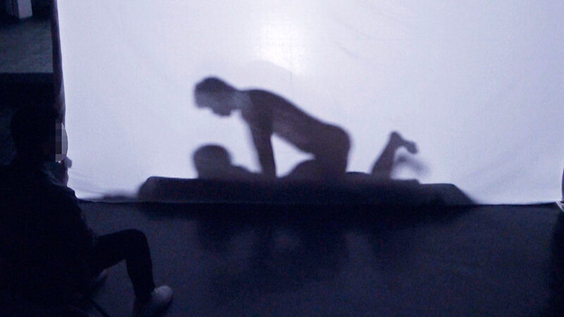 「【素人女子大生】彼氏の前で寝取られ中出しSEX!ドキドキシルエットクイズで禁断の展開に」のサンプル画像9枚目