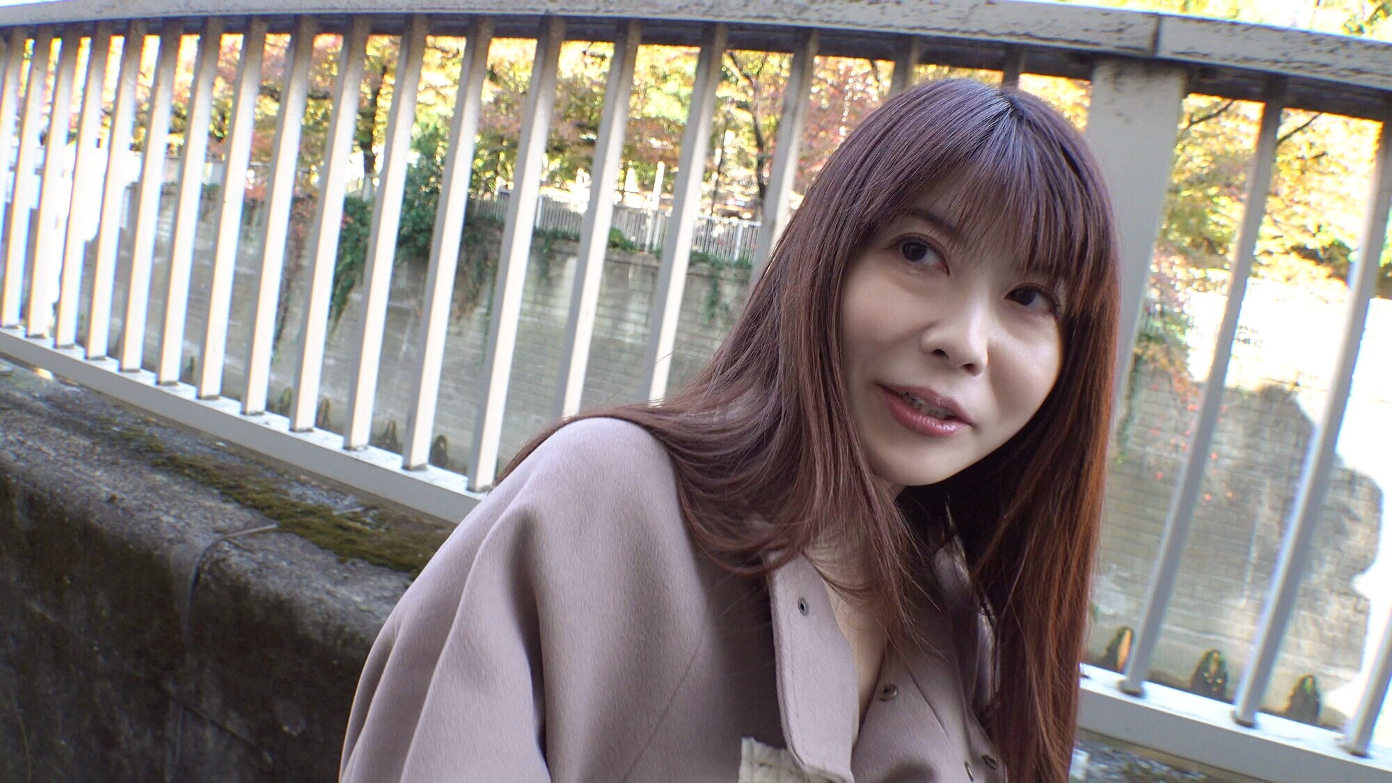 「夫の指示でSEX動画を撮る熟女!!本当は恥ずかしいけれど愛する夫の指示に従う健気な嫁!プレイをする度に変態の心が芽生えて盛大に感じまくるNTRれ妻に中出し」のサンプル画像2枚目