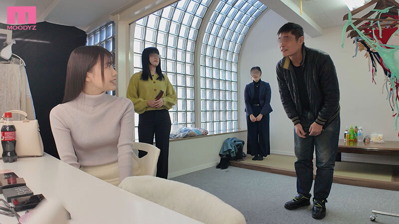 「石川澪が羞恥プレイで即ハメ！密着盗撮ドキュメントでイタズラされる人気女優の本気映像」のサンプル画像9枚目