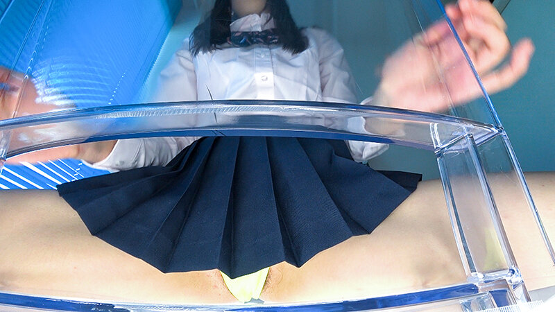 「ミニスカ女子校生のパンチラ挑発！透明椅子で魅せる痴女JKの美尻パンモロ接写映像」のサンプル画像4枚目