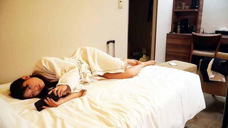 「【素人OL】ビジネスホテルで美乳制服女子の無防備オナニーを盗撮・のぞき見する興奮映像」のサンプル画像4枚目