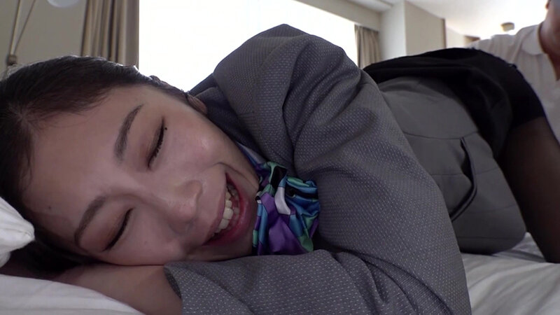 「小松杏がスチュワーデス姿でフェラ&騎乗位ご奉仕!制服美女の濃厚プレイ」のサンプル画像7枚目