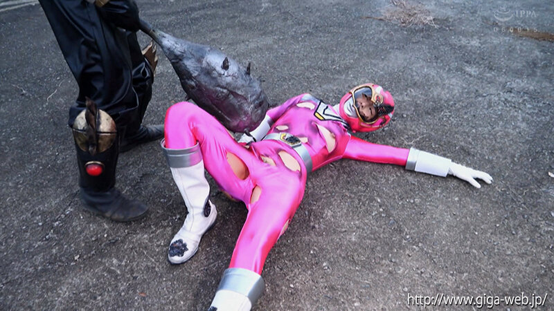 「及川うみが女戦士に変身！超戦隊シールドファイブで魅せる迫力のアクション＆ピンチシーン」のサンプル画像3枚目