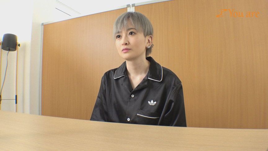 「【素人】関西弁の銀髪ボーイッシュFカップ美女がAV面接で激しく乱れる初撮り映像」のサンプル画像1枚目