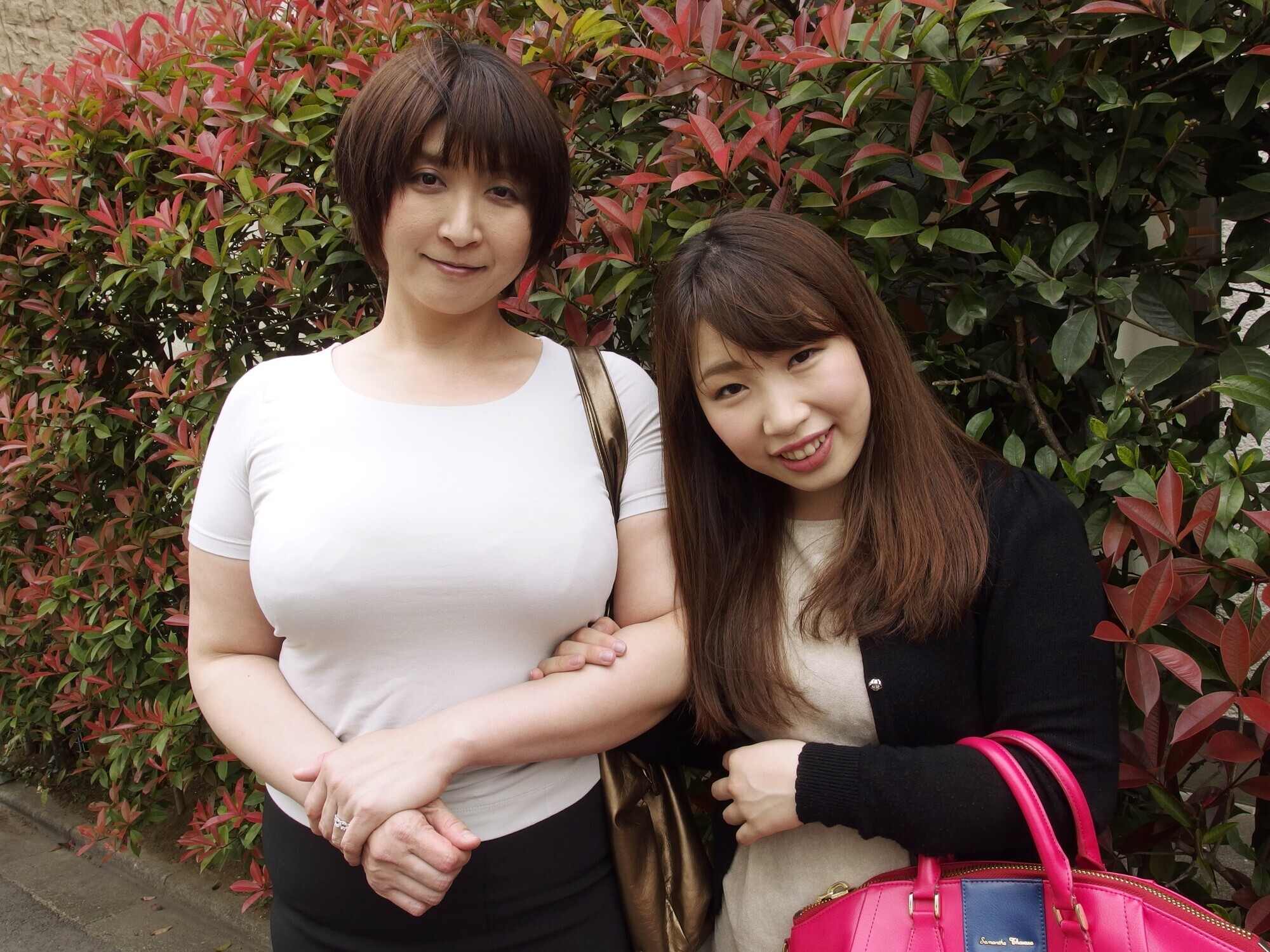 「街で見つけた 姉妹のように仲の良い綺麗な母娘をナンパして大乱交！！「あなた許して」というもののイキまくる好き物親子10組240分！！」のサンプル画像10枚目