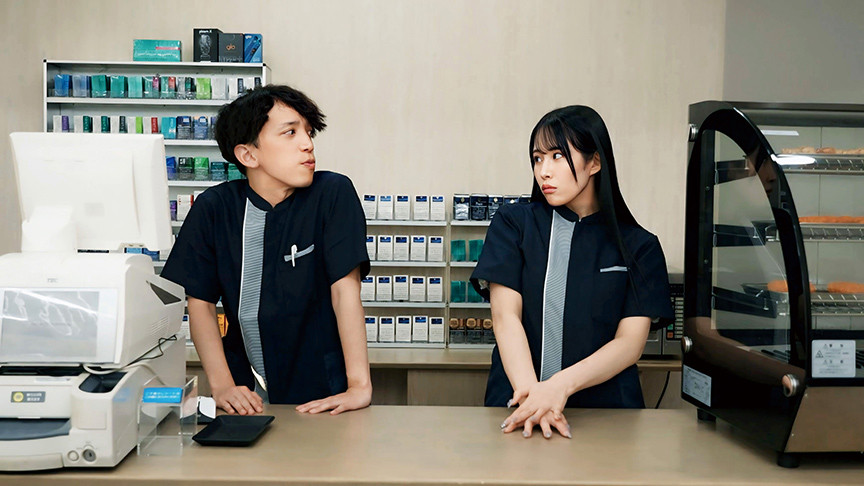 「二羽紗愛が魅せる禁断の不倫プレイ｜コンビニバックヤードでの秘密の情事【ドラマ仕立て】」のサムネイル