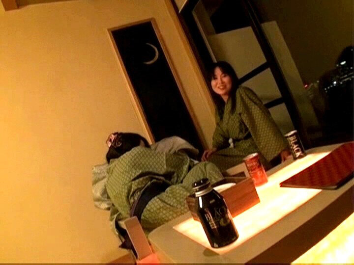 「【人妻不倫】欲求不満な主婦が温泉旅行で乱交プレイに溺れる熟女の背徳セックス」のサンプル画像9枚目