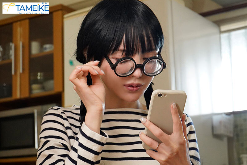 「広瀬りおな 熟女人妻が潮吹き絶頂!地味妻の衝撃変貌を描いた背徳ドラマ作品」のサムネイル
