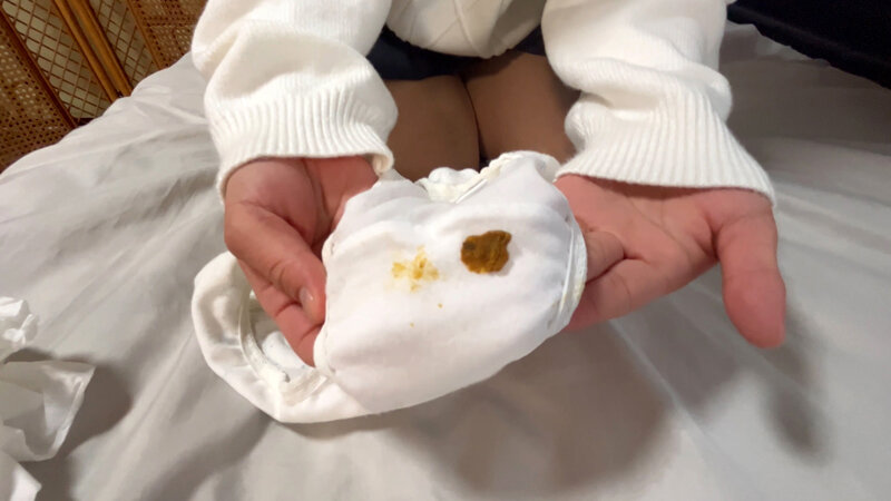 「谷村優希の放尿・お漏らし&脱糞プレイ動画|野球部マネージャー風美女の恥じらい排泄」のサンプル画像14枚目