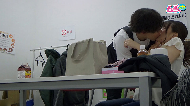 「【素人人妻】巨乳の隠れ淫乱妻が年下大学生に迫られ潮吹き絶頂する盗撮映像」のサンプル画像3枚目