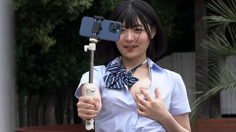 「【素人JK】制服女子校生が野外露出で羞恥プレイ！清楚な優等生の恥ずかしい姿を晒す辱め体験」のサムネイル