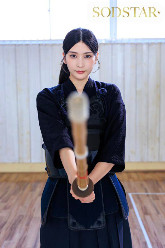 「本庄鈴が3P・4Pで顔射される剣道師範作品|凛とした美女の甘い眼差しに興奮」のサンプル画像2枚目