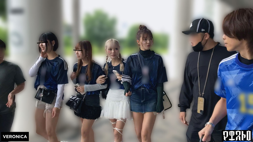 「【素人】美少女サポーターれい＆りんとスタジアム外で禁断の密会！興奮のオフサイドプレイ」のサンプル画像1枚目