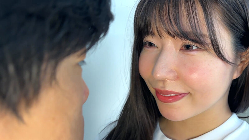 「【素人お姉さん】まいなちゃんがM男に濃厚キス・接吻！ナンパで出会った美女の甘いキステクニック」のサンプル画像1枚目