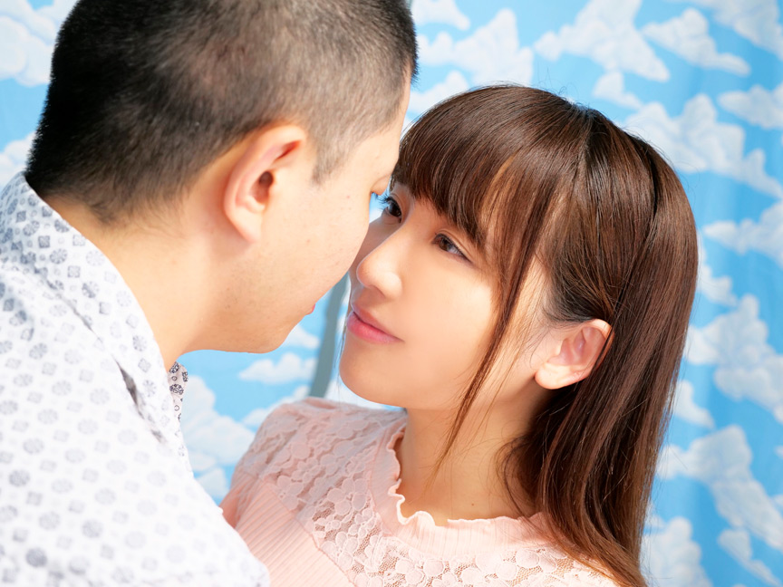 「倉多まお 素人女子大生が童貞くんを筆おろし！巨乳お姉さんの優しい素股から本番へ」のサンプル画像1枚目