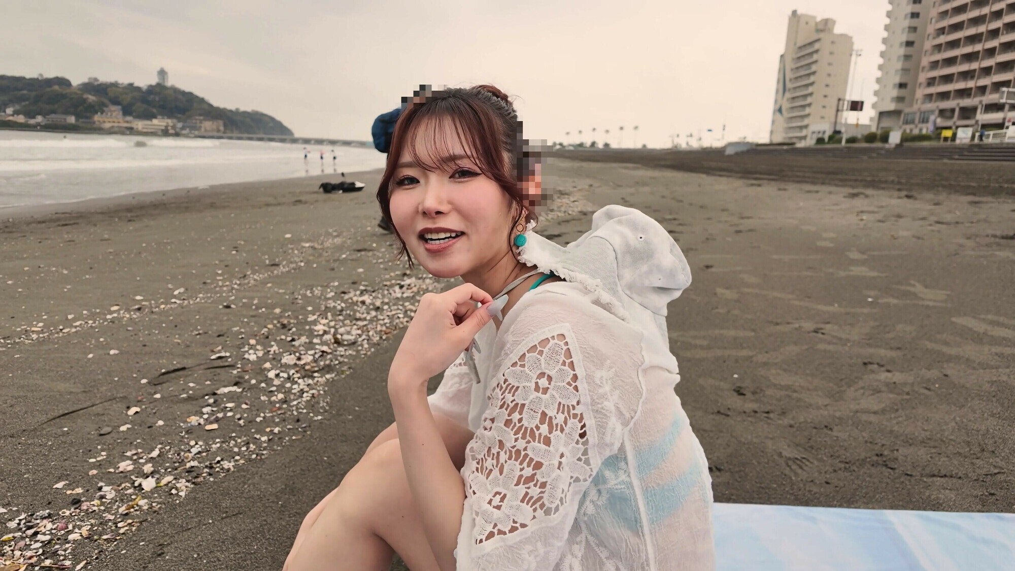 「【素人ギャル】巨乳女子大生がマッサージで潮吹き絶頂!感じすぎて中出し懇願するビキニ美女」のサムネイル