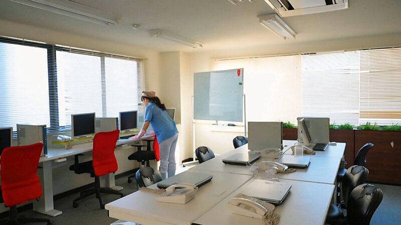 「熟女人妻清掃員が業務中にオナニー&中出しされる姿がエロすぎる素人動画」のサンプル画像5枚目