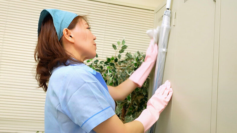 「熟女人妻清掃員が業務中にオナニー&中出しされる姿がエロすぎる素人動画」のサンプル画像9枚目