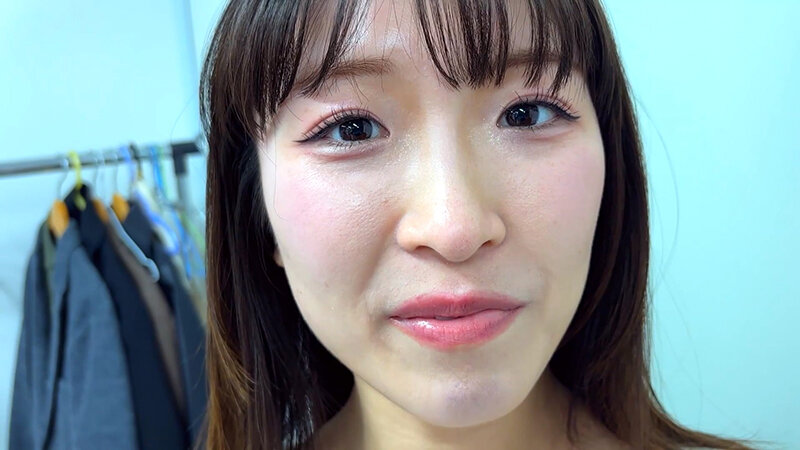 「【素人お姉さん】ももなちゃんの濃厚キス責めでM男が悶絶！甘い吐息とねっとりベロチュー」のサンプル画像1枚目