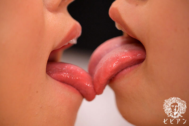 「ウェイトレス森下ことの×通野未帆のレズビアン濃厚キス&クンニで禁断の快楽に堕ちる」のサンプル画像8枚目